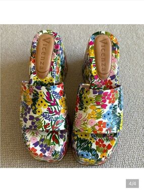Anthropologie Vicenza
Calcados Platform Floral Sandals